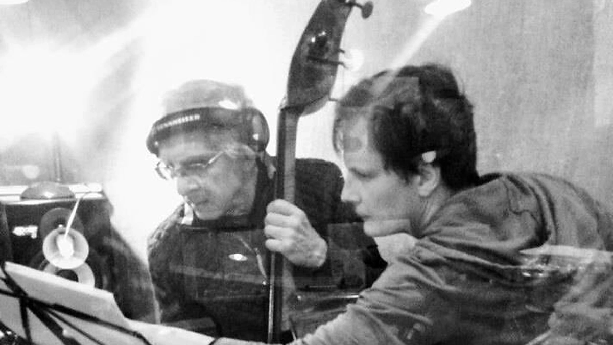 Balys Petras Simaitis ir Titas Petrikis (dešineje) prie kontraboso partijos filmo įrašų metu