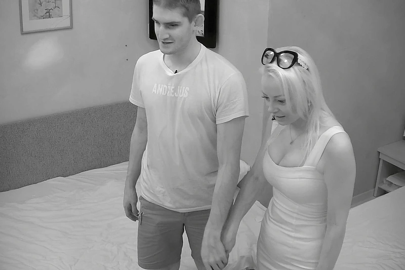 Realybės šou-eksperimento „Tamsoje“ akimirkos su dainininke Mia