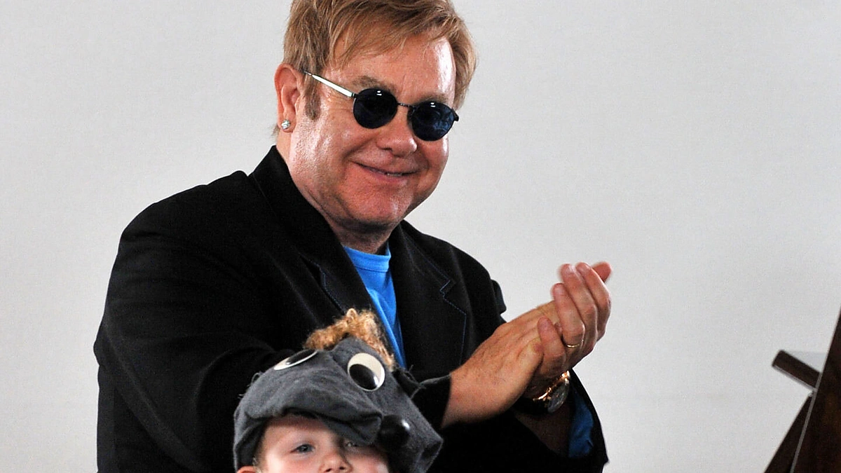 Eltonas Johnas Ukrainoje 2009 m. su berniuku, kurį norėjo įvaikinti