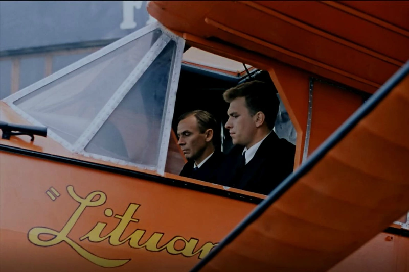 Kadras iš R. Vabalo filmo „Skrydis per Atlantą“