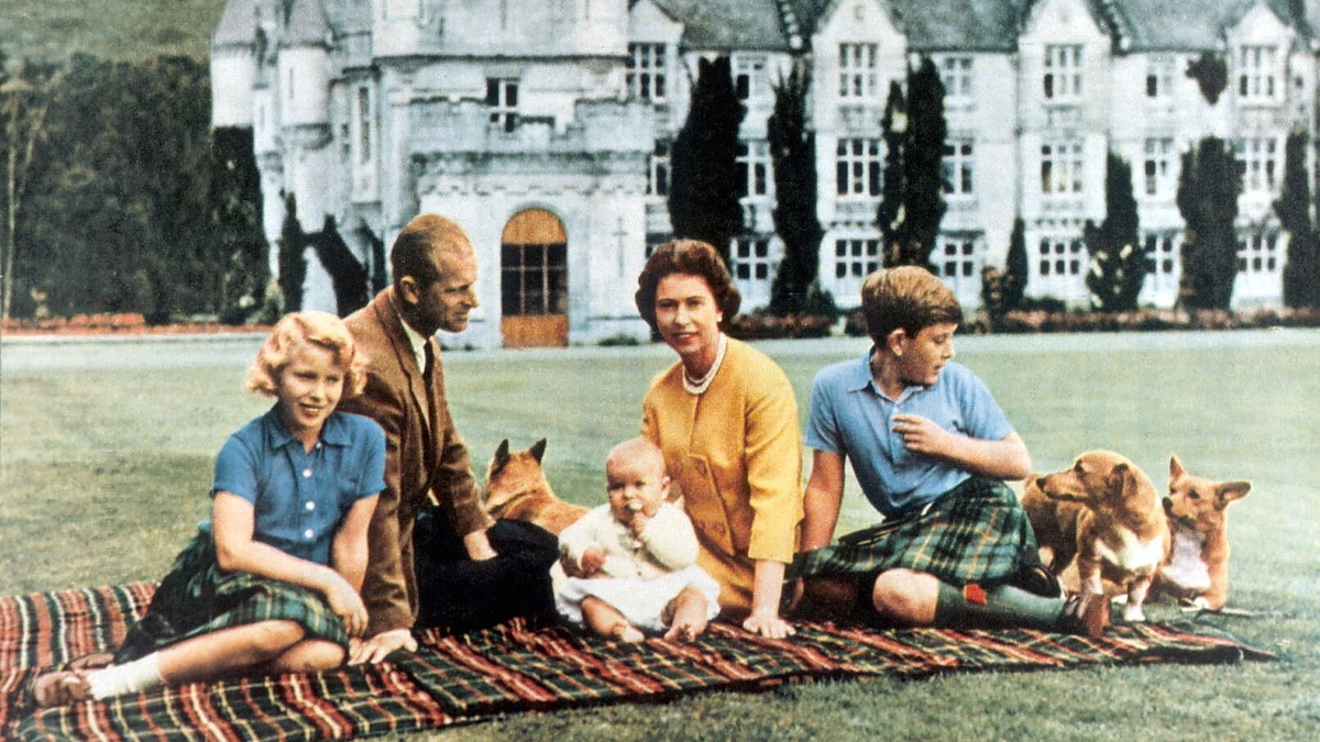 Karalienė Elizabeth II ir princas Philipas su vaikais bei šunimis prie Balmoralio pilies (1960)
