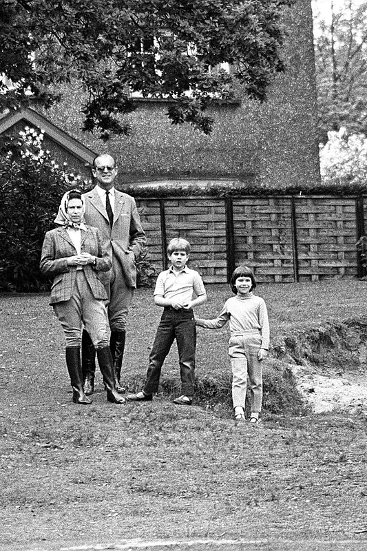 Karalienė Elizabeth II, princas Philipas, princas Andrew ir ledi Sarah Armstrong-Jones (1971)