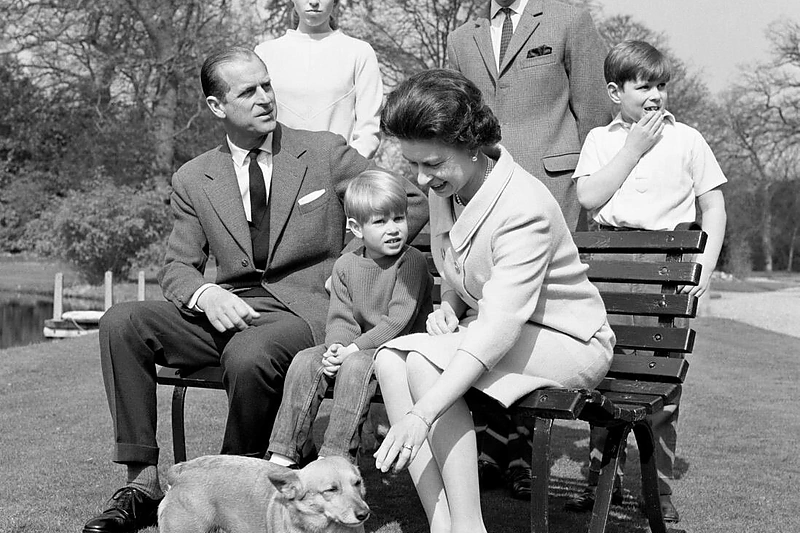 Karališkoji šeima: karalienė Elizabeth II su vyru princu Philipu ir vaikais (1968)