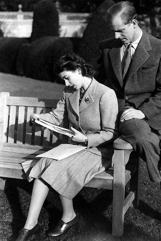 Princas Philipas ir Karalienė Elizabeth II per savo medaus mėnesį (1947)