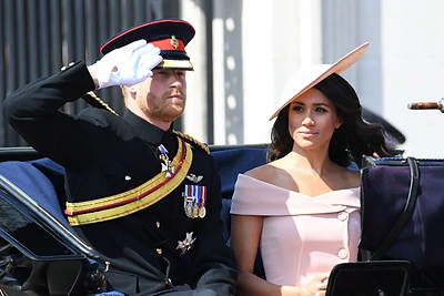 Karališkoji šeima išriedėjo karietomis į gatves – Sasekso hercogienei Meghan Markle tai pirmas paradas