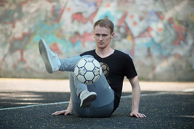 Futbolo „Freestyle“ technika užsiimantis Eduardas Butiuto