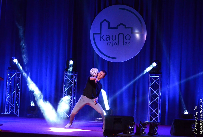 Futbolo „Freestyle“ technika užsiimantis Eduardas Butiuto