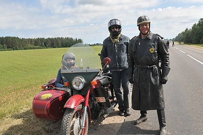 Įspūdinga senoviškų motociklų kolona