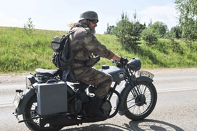 Įspūdinga senoviškų motociklų kolona