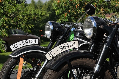 Įspūdinga senoviškų motociklų kolona