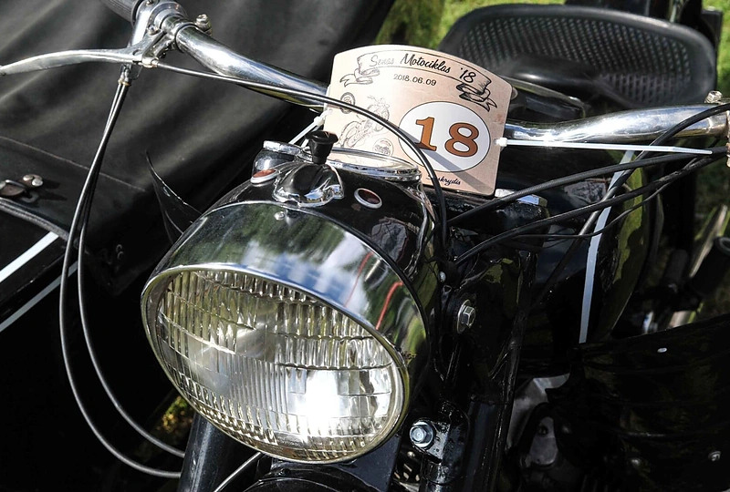 Įspūdinga senoviškų motociklų kolona