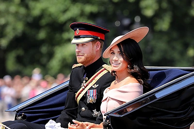 Sasekso hercogienė Meghan Markle su princu Harry atšoko Dianos dukterėčios vestuves