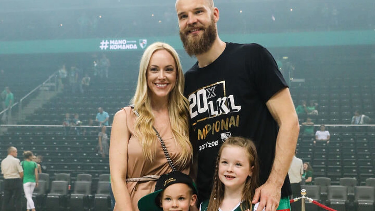 Antanas Kavaliauskas su žmona Amanda ir vaikais Aronu bei Alaina