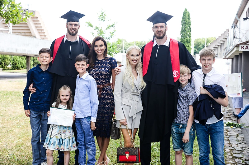 Broliai Lavrinovičiai su šeimomis