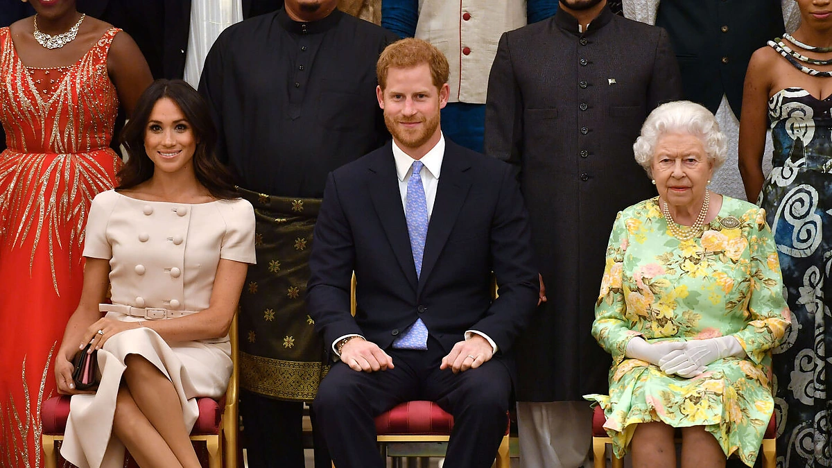 Karalienė Elizabeth II ir princas Harry su žmona Meghan