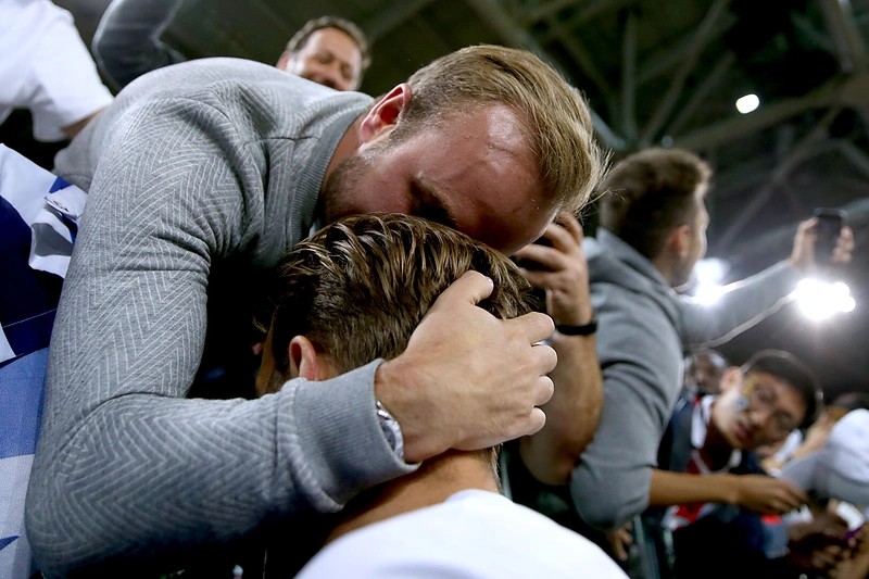 Charlie Kane'as bučiuoja brolio Harry Kane'o galvą