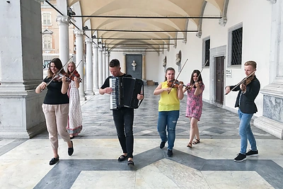 Martyno Levickio ir „Mikroorkestra“ himno atlikiaso Udine miestelio aikštėje Italijoje