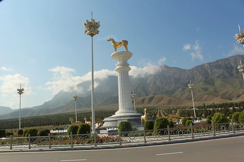 Žirgų skulptūros – visur Ašchabade