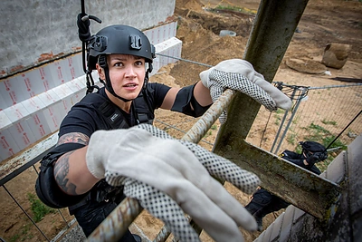 Asmens sargybinė Simona įveikia oro iššūkį / Vidmanto Balkūno / 15min nuotr.