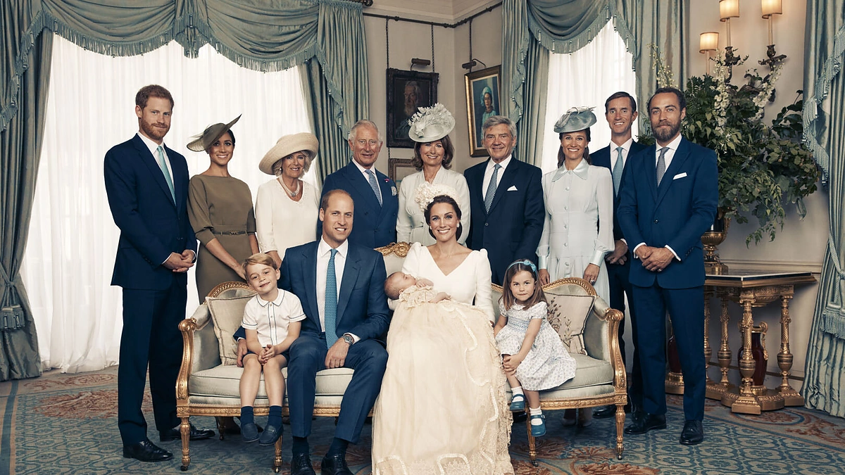 Princas Williamas su žmona Catherine ir vaikais, princas Harry su žmona Meghan, princas Charlesas su žmona Camilla, Michaelas Middletonas su žmona Carole, Pippa Middleton su vyru Jamesu ir Jamesas Middletonas