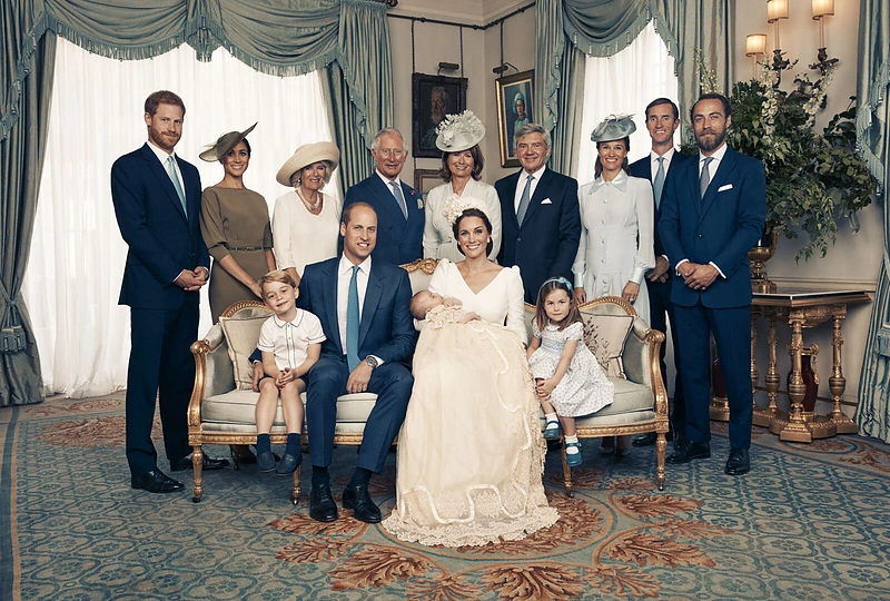 Princas Williamas su žmona Catherine ir vaikais, princas Harry su žmona Meghan, princas Charlesas su žmona Camilla, Michaelas Middletonas su žmona Carole, Pippa Middleton su vyru Jamesu ir Jamesas Middletonas