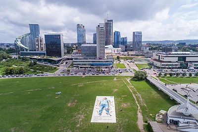 Vilniuje prie Baltojo tilto milžiniškas Algio Kriščiūno portretas