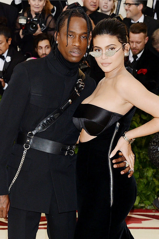 Kylie Jenner su mylimuoju ir dukters tėvu reperiu Travisu Scottu