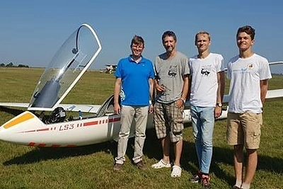 Skrydžio komanda su Lietuvos ambasadoriumi Ukrainoje Mariumi Janukoniu Voroniv aerodrome prie Rivni miesto