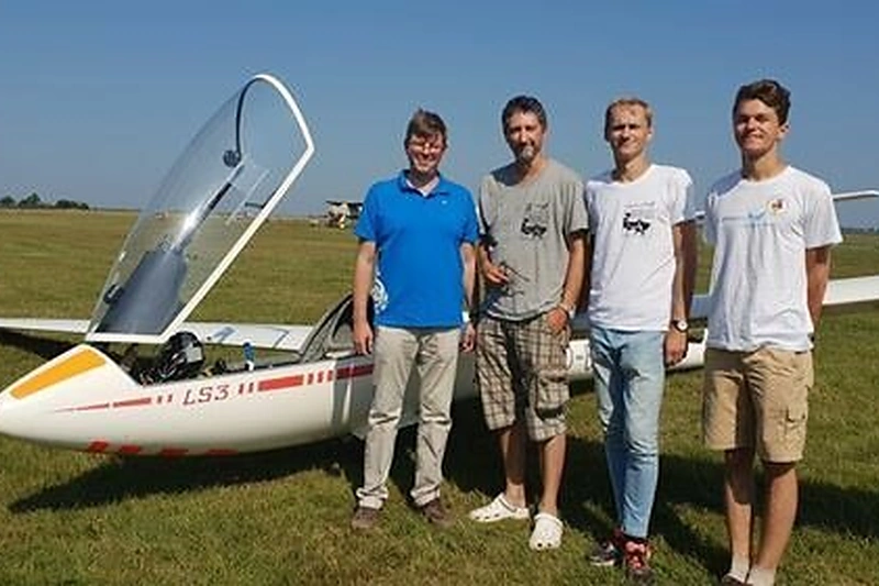 Skrydžio komanda su Lietuvos ambasadoriumi Ukrainoje Mariumi Janukoniu Voroniv aerodrome prie Rivni miesto