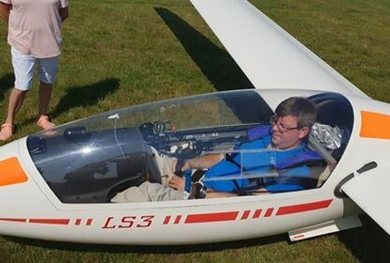 Skrydžio komanda su Lietuvos ambasadoriumi Ukrainoje Mariumi Janukoniu Voroniv aerodrome prie Rivni miesto