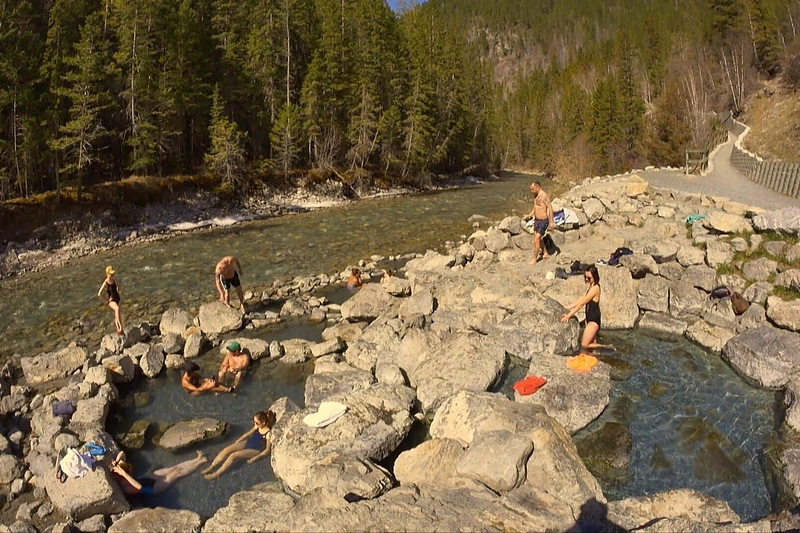 Akimirka iš maudynių akmenų baseinuose