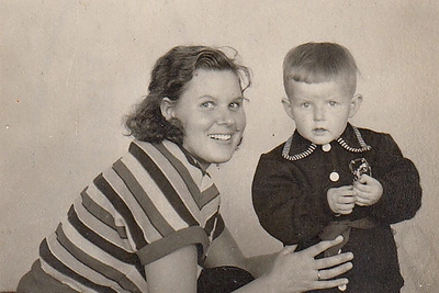 Virgis Stakėnas su mama (1956 m.) / Asmeninio albumo nuotr.