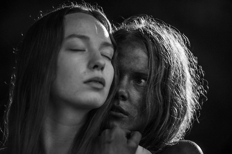 Kadras iš Rainer Sarnet filmo „Lapkritis“