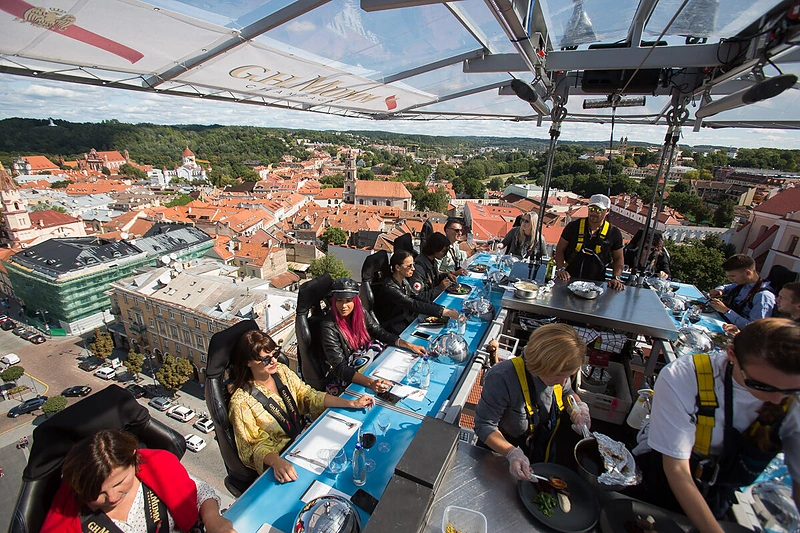 Nuotaikingų pietų danguje akimirka