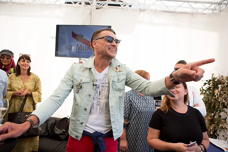 Nuotaikingų pietų danguje akimirka