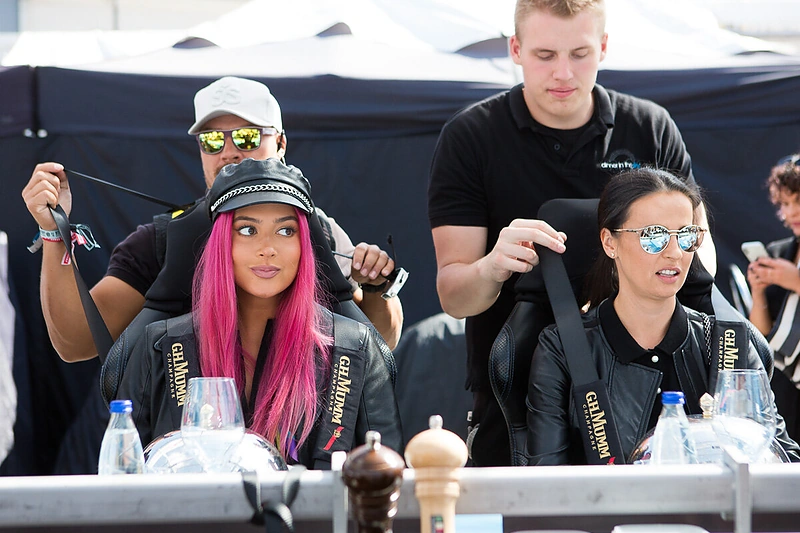 Nuotaikingų pietų danguje akimirka