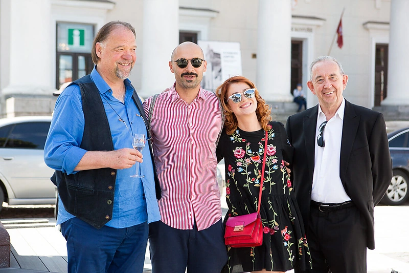 Nuotaikingų pietų danguje akimirka