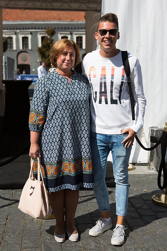 Nuotaikingų pietų danguje akimirka