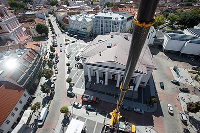 Nuotaikingų pietų danguje akimirka