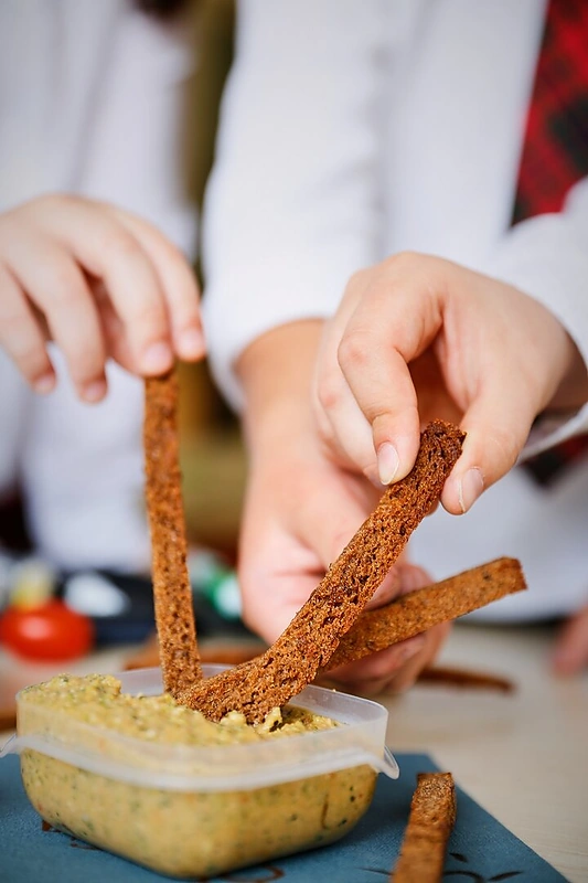 Juodos duonos lazdelės su saulėgrąžų užtepėle