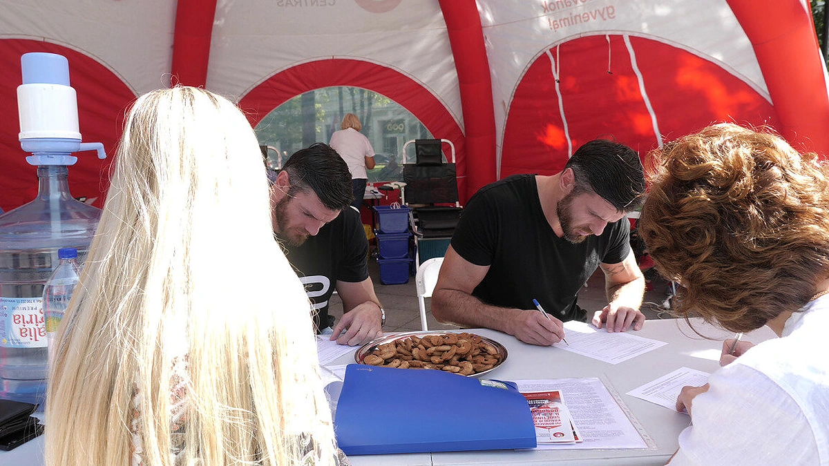 Broliai Lavrinovičiai tapo kraujo donorais