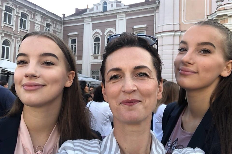 Kristina Savickytė-Damanskienė su dukromis Justina ir Gabija