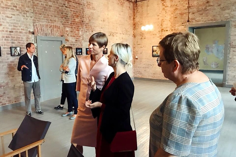 Estijos prezidentė apsilankė Neringos Rekašiūtės fotografijhų parodoje