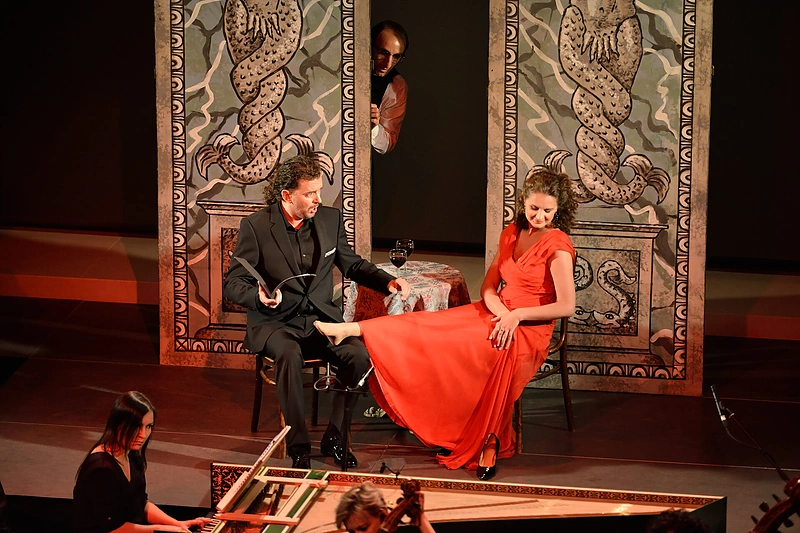 Operos „Elenos pagrobimas“ veiksmas perkeltas į XX a. 6-ąjį-7-ąjį dešimtmečius.