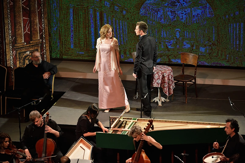 Operos „Elenos pagrobimas“ veiksmas perkeltas į XX a. 6-ąjį-7-ąjį dešimtmečius.