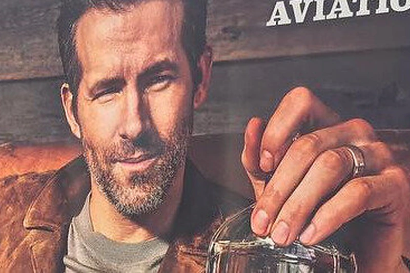 Ryano Reynoldso veidas ant didžiulio sunkvežimio