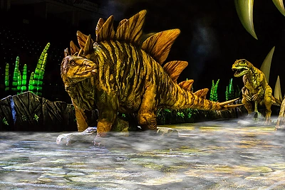 Didžiausio pasaulyje šou „Pasivaikščiojimas su dinozaurais“ pasirodymo ištraukos