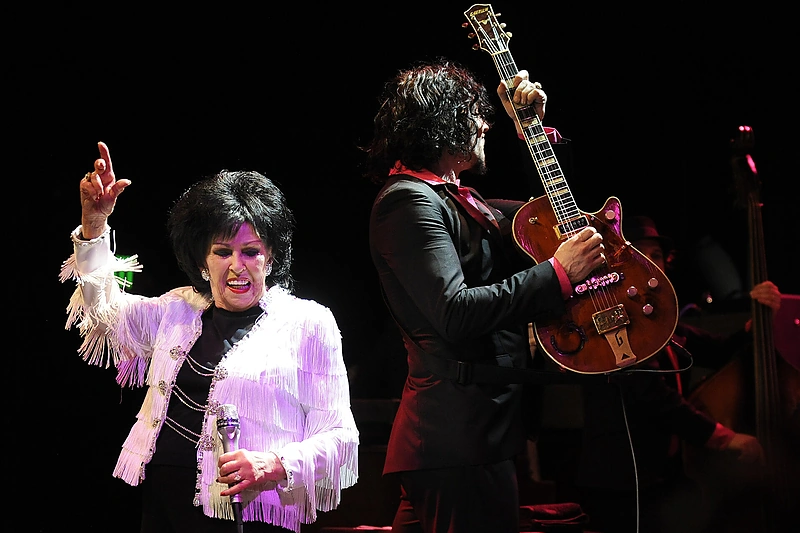 Jacke White'as ir Wanda Jackson
