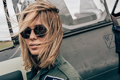 Asta Valentaitė su draugu Glenu Manchesteriu išbandė naikintuvus