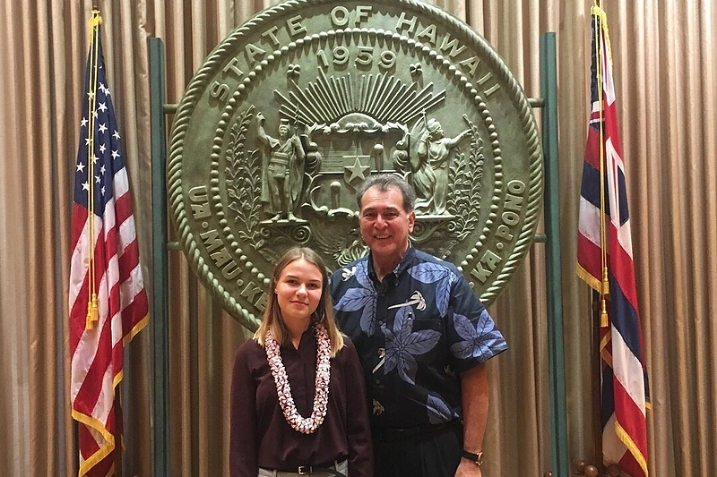 Eivilė Čakaitė su vienu iš Havajų senatorių.